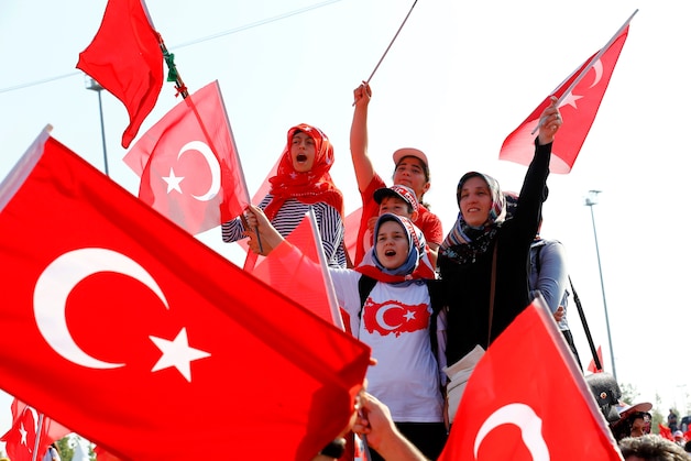 Honderdduizenden Turken betuigen hun steun aan de Turkse president Erdogan.