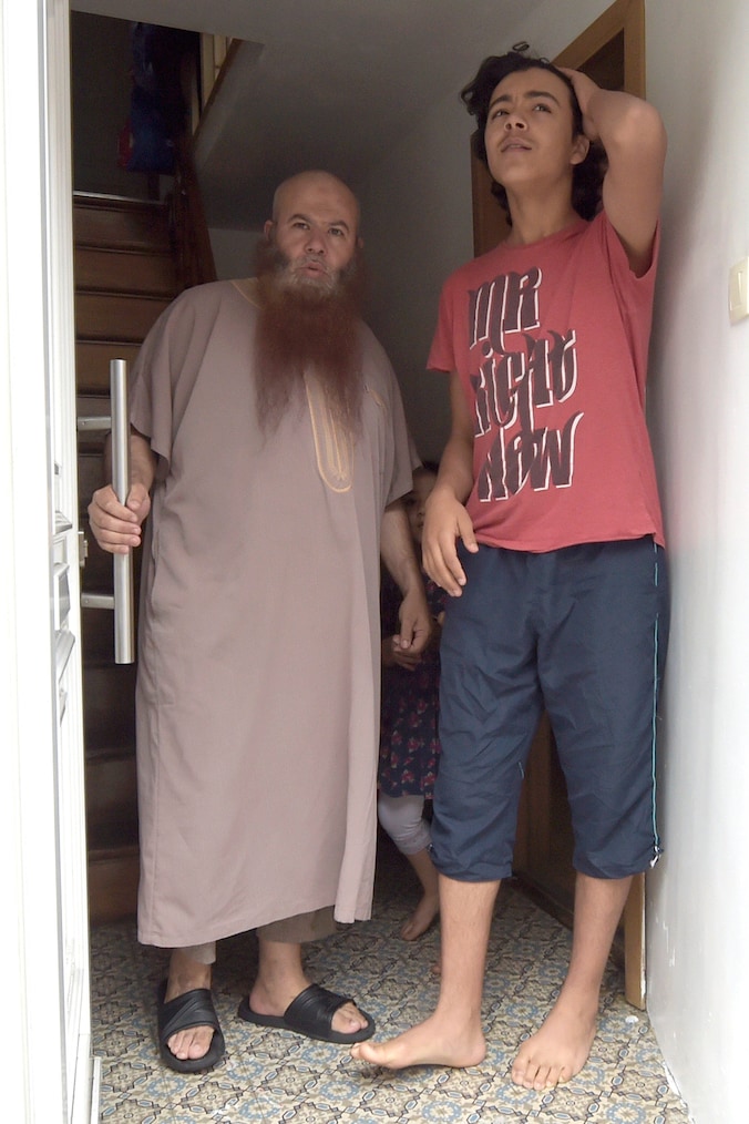 Imam Shayh Alami, die illegaal in het land verblijft, en zijn zoon.
