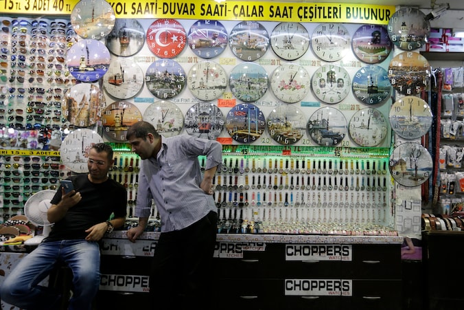 Klokkenverkopers in de Turkse stad Istanboel.