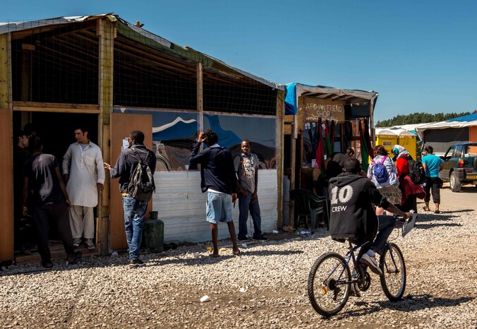 Een winkeltje in het vluchtelingenkamp van Calais.