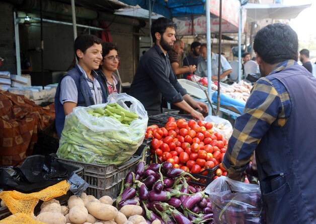 Groenten te koop op een markt in een oppositiewijk in Aleppo.