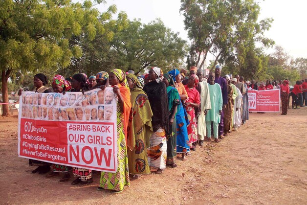 Leden van de 'Bring Back Our Girls'-beweging voeren actie tegen Boko Haram en vragen hun om de ontvoerde schoolmeisjes vrij te laten.