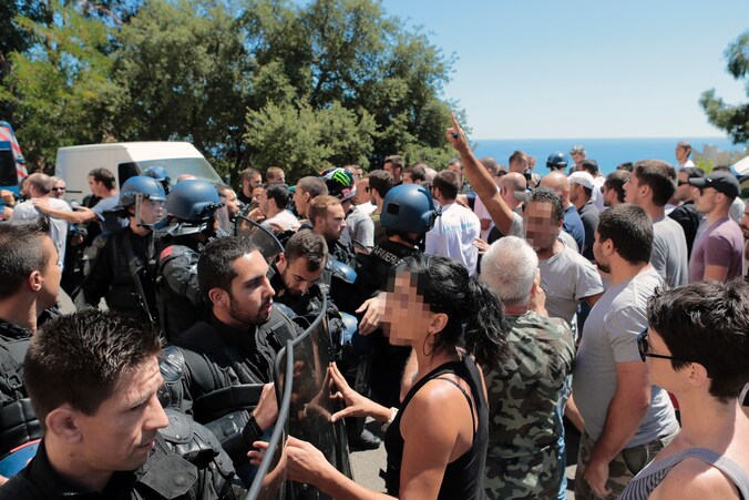 Op Corsica is het onrustig nadat twee groepen met elkaar ruzie kregen over een gemaakte foto.