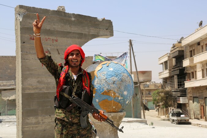 Een strijder van de Koerdische Volksbevrijdingseenheden (YPG) in Manbij.