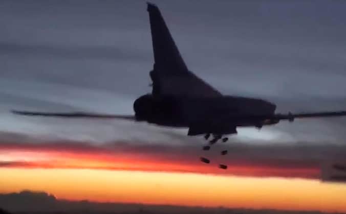 Een Tupolev Tu-22M3 tijdens een luchtaanval op een onbekende locatie in Syrië.