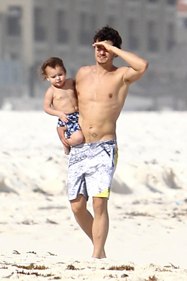 Orlando Bloom met zijn zoontje Flynn op een archiefbeeld uit 2013.