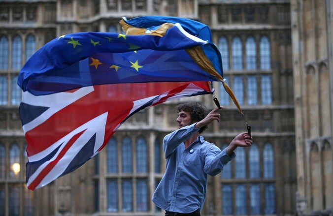 Een man zwaait met de Briste en de Europese vlag bij een anti-brexitbijeenkomstin Londen, eind juni.