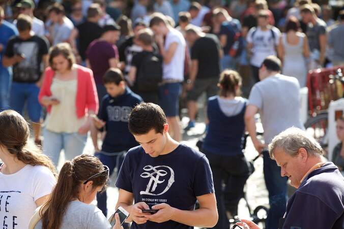 Pokémon Go-gekte in het Antwerpse havendorp Lillo.
