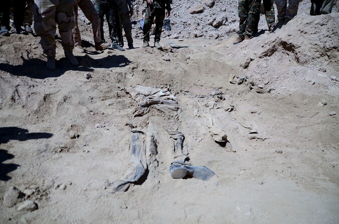 De ontdekking van de massagraven in Tikrit.