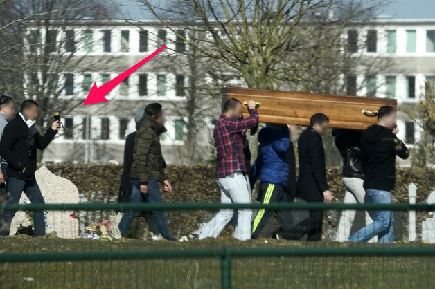 Ook de begrafenis van Brahim Abdeslam op 17 maart werd gefilmd, mogelijk voor zijn broer Salah.