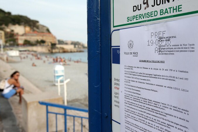 Op een bord staan de nieuwe kledingvoorschriften die gelden op het strand van Nice.
