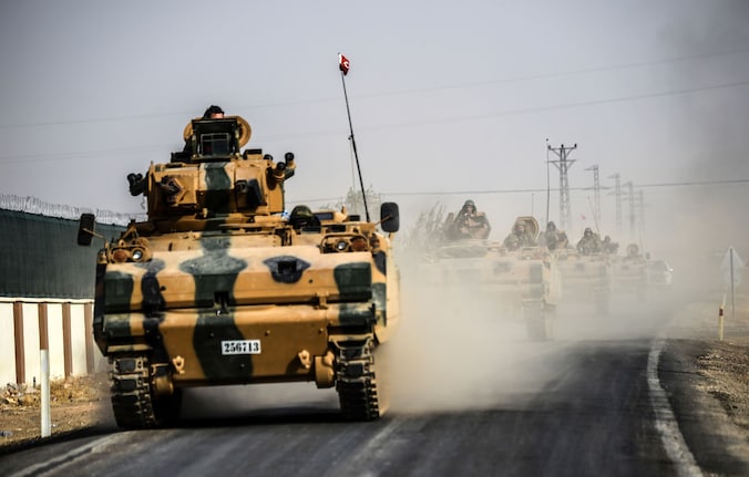 Turkse tanks aan de grens met Syrië.