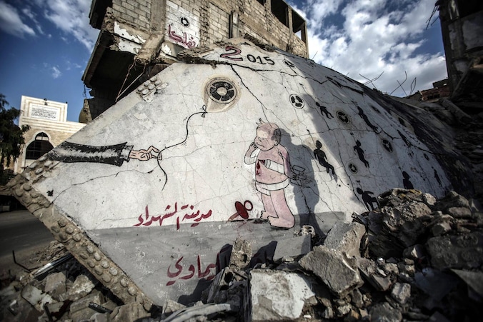 Een graffitikunstwerk in de straten van Zamalka ter nagedachtenis van de slachtoffers van een aanslag met chemische wapens in Damascus.