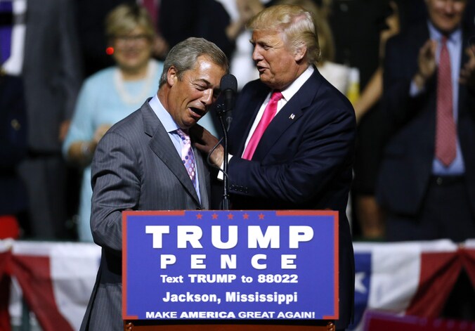 Nigel Farage en Donald Trump tijdens een campagnebijeenkomst in Jackson, Mississippi.