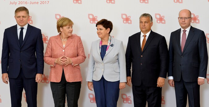 De Slovaakse premier Robert Fico, Duits bondskanselier Angela Merkel, Pools premier Beata Szydlo, Hongaars premier Viktor Orban en de Tsjechische eerste minister Bohuslav Sobotka vandaag in Warschau.
