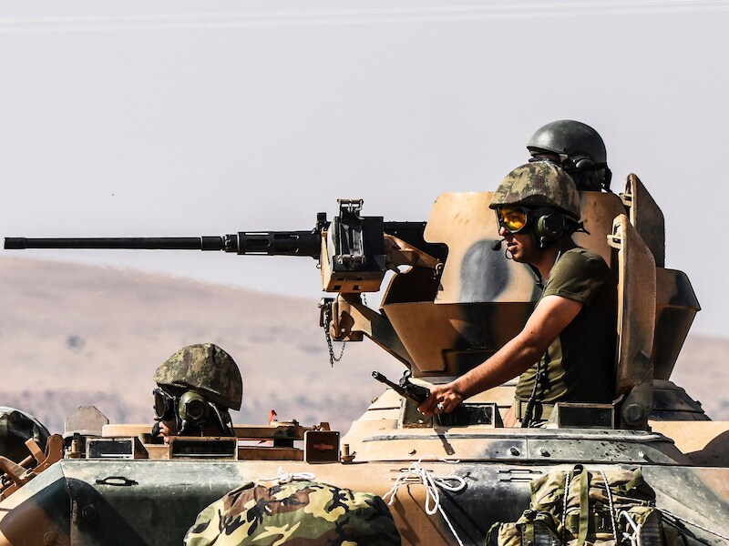 Turkse militairen rijden in een tank Syrië binnen.