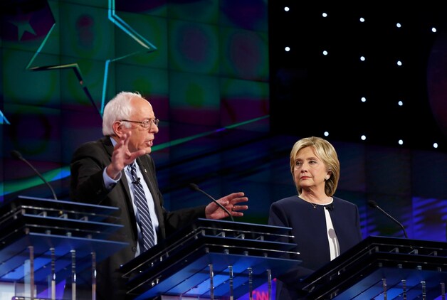 De Democratische presidentskandidaten Bernie Sanders (links) en Hillary Clinton.