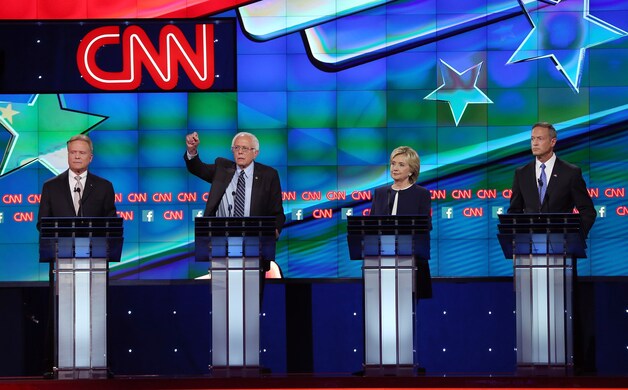 Kandidaten Jim Webb, Bernie Sanders, Hillary Clinton en Martin O'Malley.