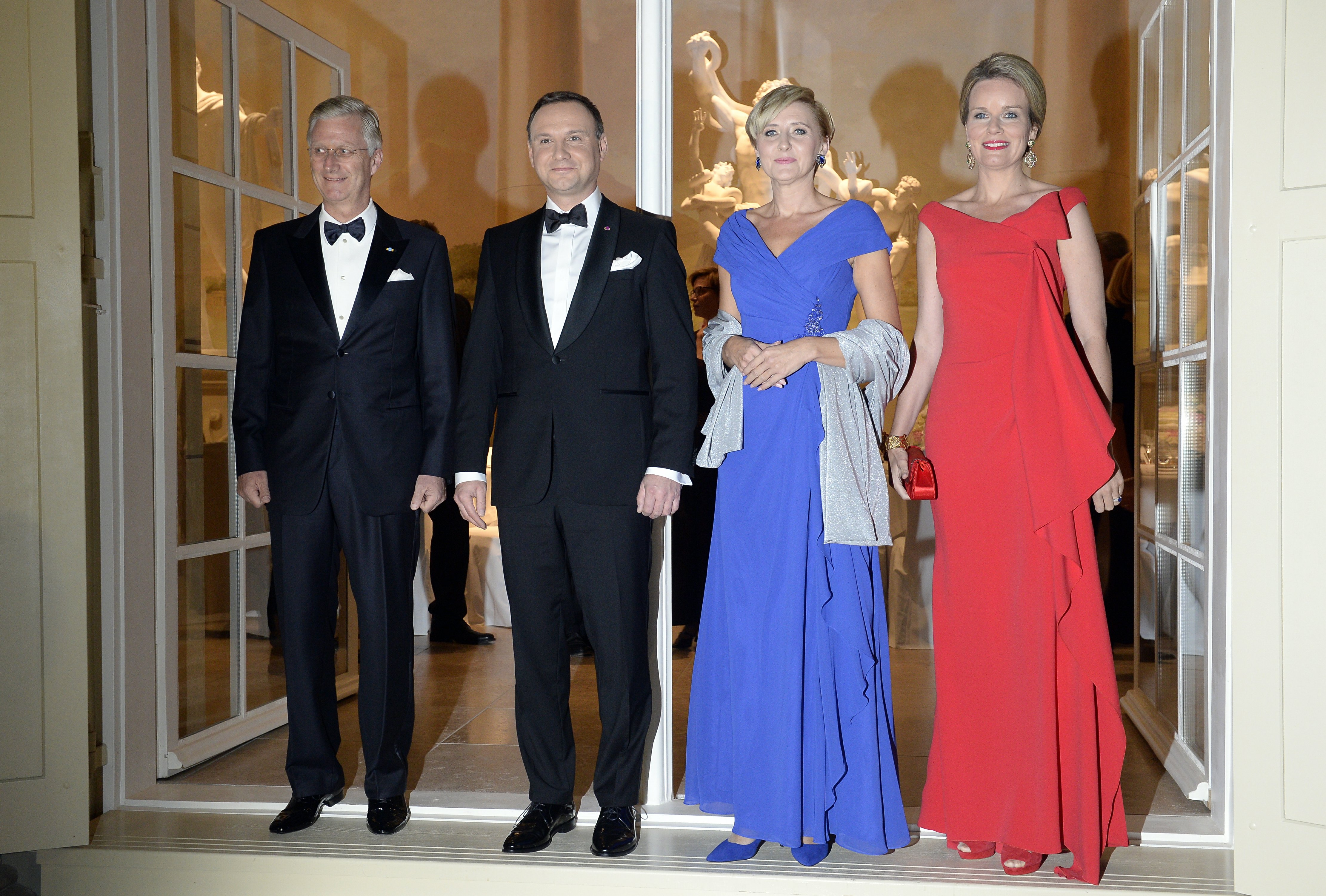 De Poolse president Andrzej Duda en first lady Agata Kornhauser-Duda ontvangen hun eregasten koning Filip en koningin Mathilde.
