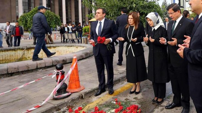 Premier Davutoglu, zijn vrouw en enkele regeringsleden leggen bloemen op de plek van de aanslag.