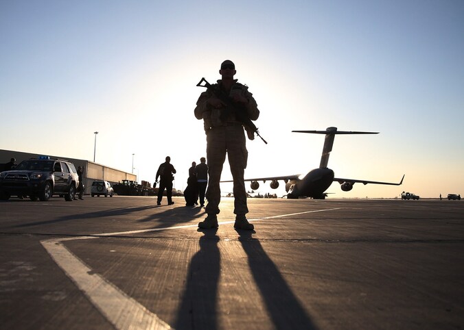 Een soldaat houdt de wacht op de militaire luchthaven in Kandahar.