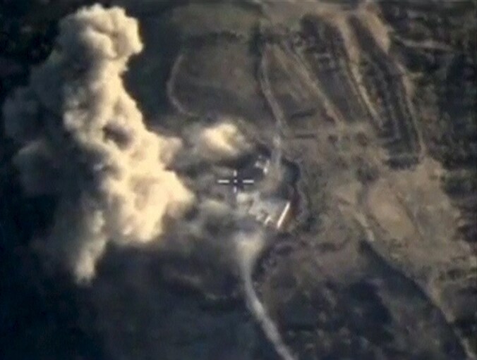 Inslagen na enkele aanvallen van Russische gevechtsvliegtuigen op vermeende trainingskampen van IS in Syrië.