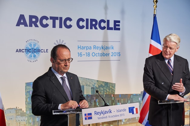 François Hollande (links) en de Ijslandse president Olafur Ragnar Grimsson (rechts)