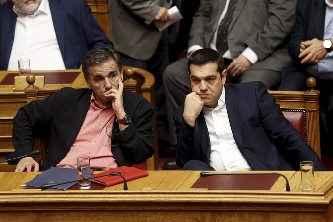 De Griekse eerste minister Alexis Tsipras (rechts) en minister van Financiën Euclides Tsakalotos (links) voor de stemming in het Griekse parlement.