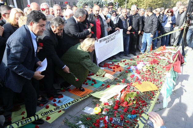 Nabestaanden rouwen om de slachtoffers van de aanslag in Ankara.