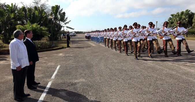 Archieffoto: De Cubaanse president Raul Castro en de Russische premier Dmitry Medvedev kijken naar een erewacht in Havana