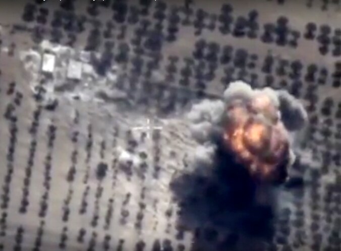 Een doelwit wordt geraakt tijdens een van de Russische luchtaanvallen in Idlib.