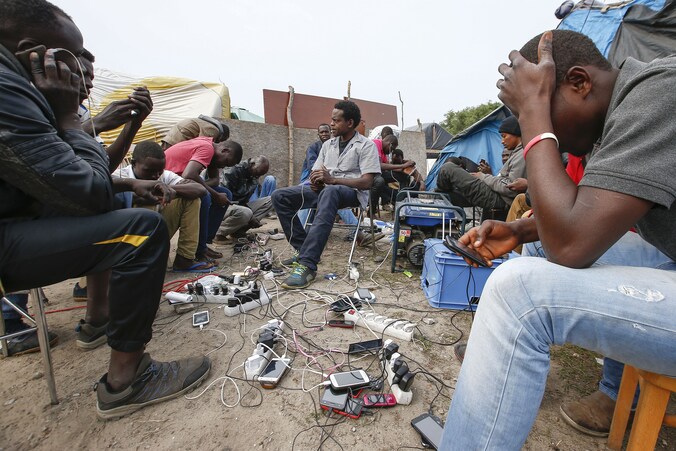 In 'The Jungle' in Calais wonen inmiddels naar schatting 6000 vluchtelingen die hopen van daaruit Engeland te kunnen bereiken.