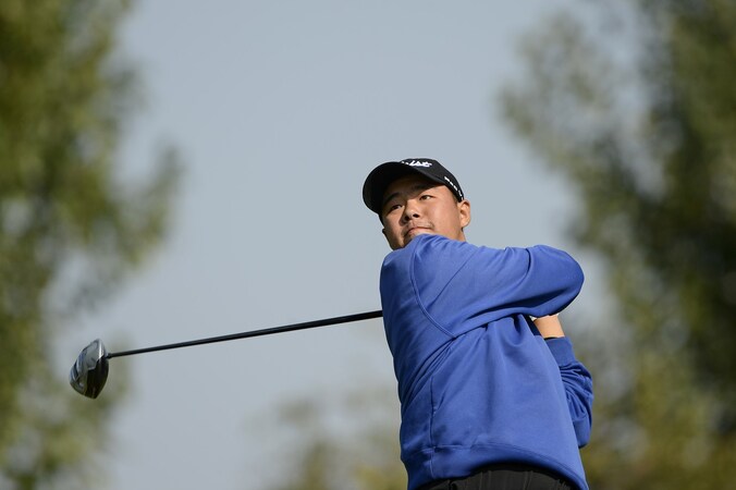 Een deelnemer aan een golfwedstrijd in Longkou