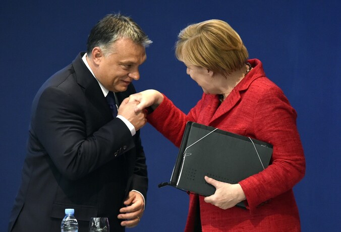 Viktor Orban en Angela Merkel op een EVP-congres.