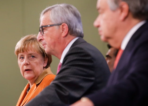 Bondskanselier Angela Merkel en Jean-Claude Juncker, voorzitter van de Europese Commissie, en VN-vluchtelingencommissaris Antonio Guterres.