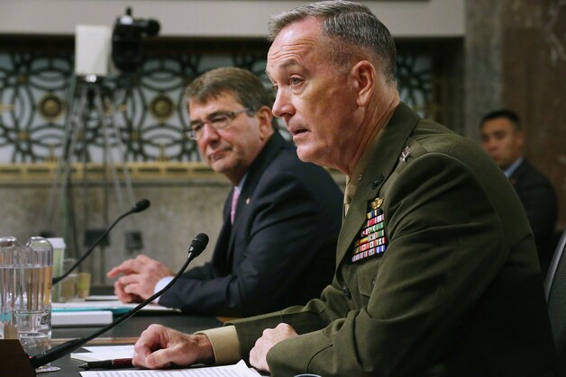 De Amerikaanse minister van Defensie Ashton Carter (l.) en generaal van de generale staf Joseph Dunford Jr. gisteren in de Senaat.
