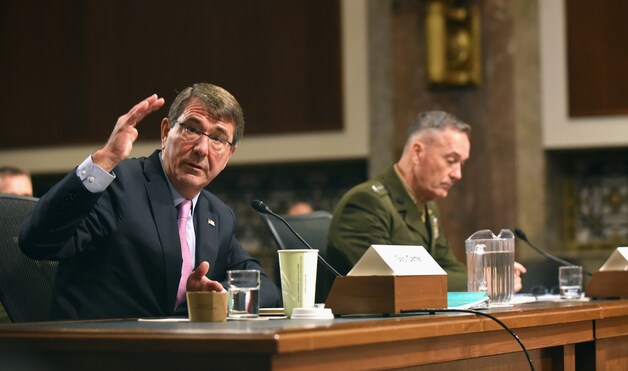 Defensieminister Ash Carter (l.) dinsdag in het Amerikaanse Congres.