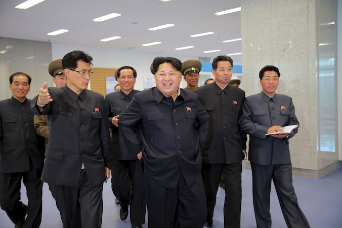 De Noord-Koreaanse leider Kim Jong-un met zijn gevolg.