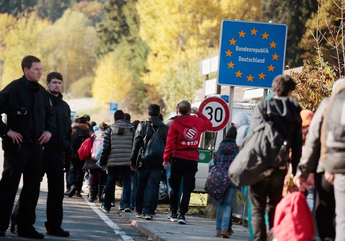 Vluchtelingen steken de grens tussen Oostenrijk en Duitsland over.
