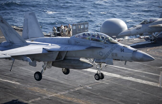 Een F/A-18 Super Hornet landt op het vliegdekschip USS Ronald Reagan.