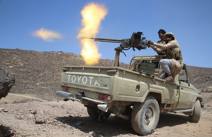 Strijders gelieerd aan de Jemenitische regering beschieten stellingen van de Houthi-rebellen.
