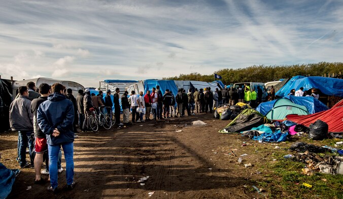 Vluchtelingen en migranten schuiven aan voor de voedselbedeling in 'The Jungle' in Calais. De eis van Dokters van de Wereld dat de autoriteiten twee maaltijden per dag zouden voorzien voor 6000 man, werd niet ingewilligd. Momenteel zijn er 2500 maaltijden per dag.