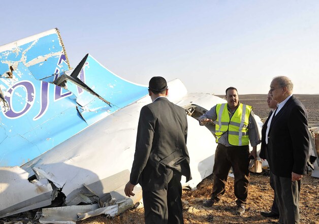 De Egyptische premier Sherif Ismail (r.) bezoekt de plek van de ramp.
