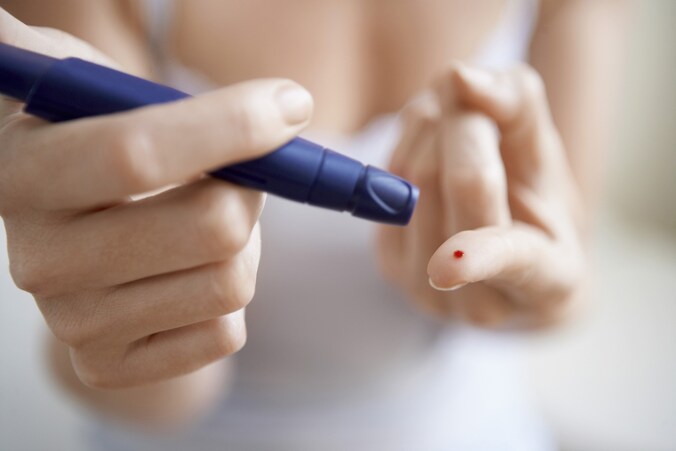 Voor een diabetes-test is doorgaans een prikje nodig. Het nieuwe apparaatje heeft alleen maar wat speeksel nodig.