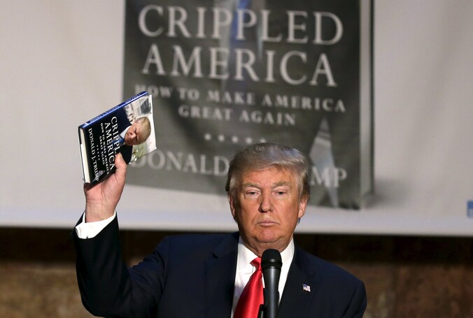 Donald Trump met zijn nieuwe boek 'Crippled America' in de aanslag.