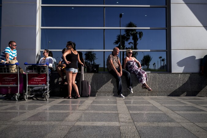 Gestrande toeristen vandaag aan de luchthaven van Sharm-el-Sheikh.