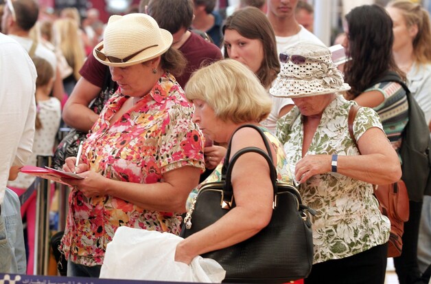 Britse toeristen verzamelen zich aan de check-in in de luchthaven van Sharm-el-Sheikh.