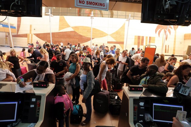 Chaos op de luchthaven van Sharm-el-Sheikh: slechts acht van de geplande vluchten naar Groot-Brittannië kunnen vertrekken. Toeristen die niet mee kunnen, worden terug naar hun hotel gestuurd.