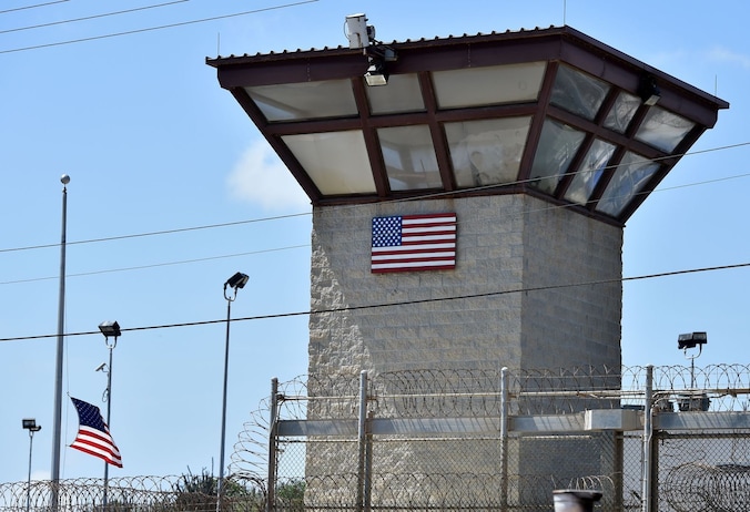 Wachttoren bij het gevangenenkamp in Guantánamo Bay