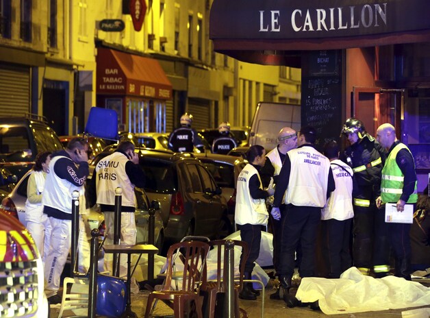 Afgedekte lichamen aan café 'Le Carillon' en restaurant 'Le Cambodge'.
